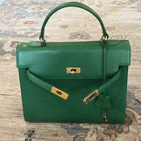 In French style this lovely bag  is in excellent condition with minor wear. - Picture 14 of 16